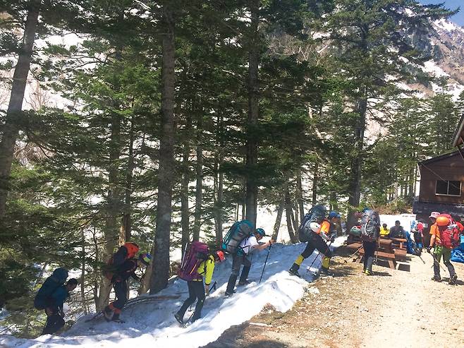 산행을 마치고 야리사와산장에 도착한 일본산악인들. 헬멧부터 크램폰, 피켈까지 완벽하게 동계산행 장비를 갖추고 있다.