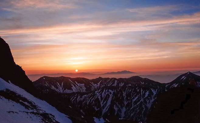 야리가다케산장에서 보는 일출. 설산과 붉은 태양이 어우러지는 일출 풍광이 환상적이다.
