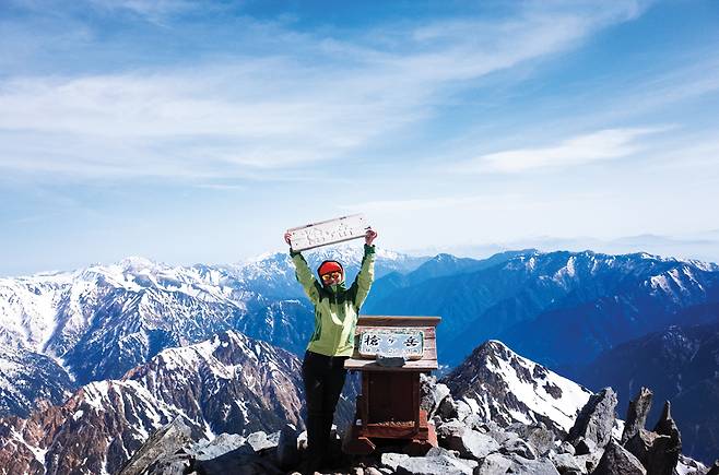 야리가다케 정상. 그 흔한 정상석은 없고 ‘야리가다케’라고 쓴 나무판만이 있다