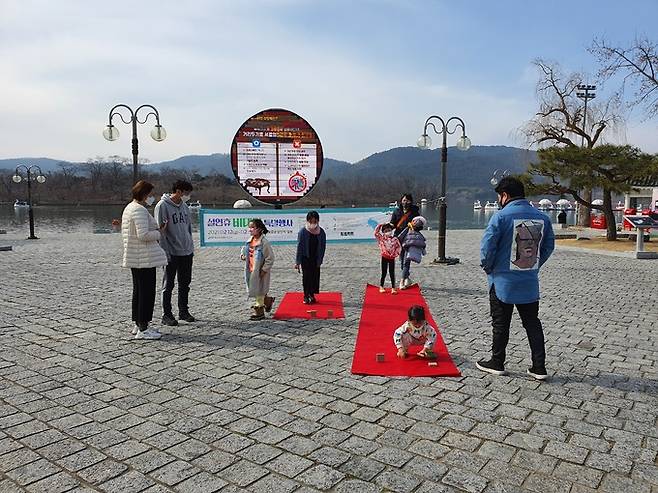 경주보문관광단지 내 호반광장에서 어린이들이 비석치기를 하고있다.경북문화관광공사 제공