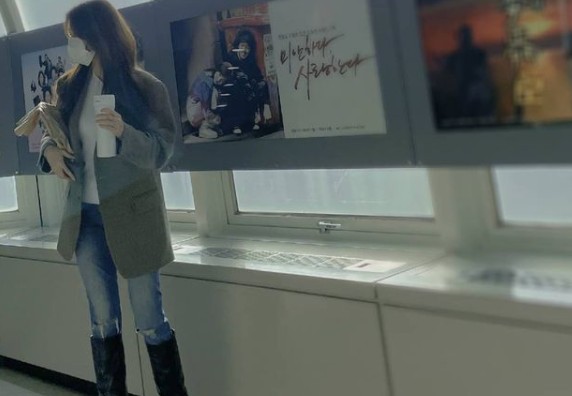 Actor Si-a Jeong emanates fashionista glamour in Husband Do-bin Baeks JacketSi-a Jin posted a picture on his Instagram on the 16th with an article entitled Where is Jacket ~ 18 years old white house.The photo posted together shows Si-a Jing, who matches jeans and long boots with a cool overfit jacket and captivates the eye with a chic yet sophisticated outing.The fashion sense of Si-a Jeong, which also digs out the old Husband Jacket, is admirable.On the other hand, Si-a Jing is meeting with fans through KBS1TV Survival King of Re-Escape.