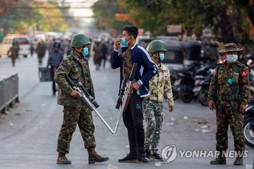 만달레이에서 시위대 해산에 나선 미얀마 군인들이 총기를 들고 있다. 2021.2.15 [AFP=연합뉴스]