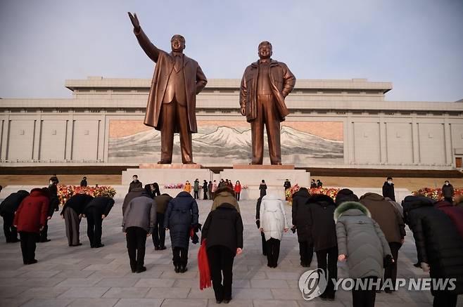 김정일 79회 생일 맞아 만수대 동상 참배하는 평양 주민들 (평양 AFP=연합뉴스) 16일 고(故) 김정일 북한 국방위원장의 79회 생일(일명 '광명성절')을 맞아 평양 만수대에 있는 김일성(왼쪽) 주석과 김정일(오른쪽) 위원장 부자의 동상에 주민들이 참배하고 있다. apex2000@yna.co.kr