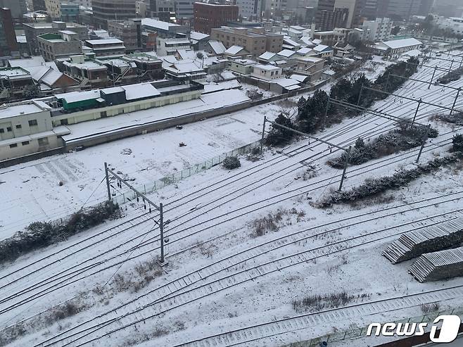 밤사이 3.5㎝의 눈이 쌓인 17일 오전 광주 북구 광주역의 철로에 눈이 쌓여있다.2021.2.17 /뉴스1 © 뉴스1