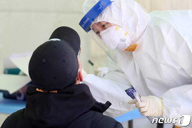 설 연휴 직계가족까지 포함한 5인 이상 모임 금지에도 세종에서 10여명이 넘는 대가족이 모여 명절을 지내다 5명이 신종 코로나바이러스 감염증(코로나19)에 확진됐다. 사진은 기사내용과는 관계없음.  © News1 DB