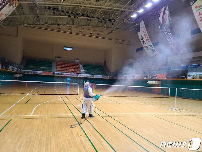 충북 영동군 직원이 재개장을 앞둔 체육시설 방역을 하고 있다. (영동군 제공)© 뉴스1