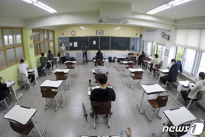 지난 2020년 5월16일 오전 서울 송파구 송파동 가락중학교에서 열린 2020년도 국가공무원 5급 공채 및 외교관후보자 선발시험에서 마스크를 쓴 응시생들이 사회적 거리를 유지한 자리에 앉아 시험 시작을 기다리고 있다. (인사혁신처 제공) 2020.5.16/뉴스1 © News1 임세영 기자
