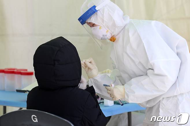 설 연휴 직계가족까지 포함한 5인 이상 모임 금지에도 세종에서 10여명이 넘는 대가족이 모여 명절을 지내다 5명이 신종 코로나바이러스 감염증(코로나19)에 확진됐다. 사진은 기사내용과는 관계없음. © News1 DB