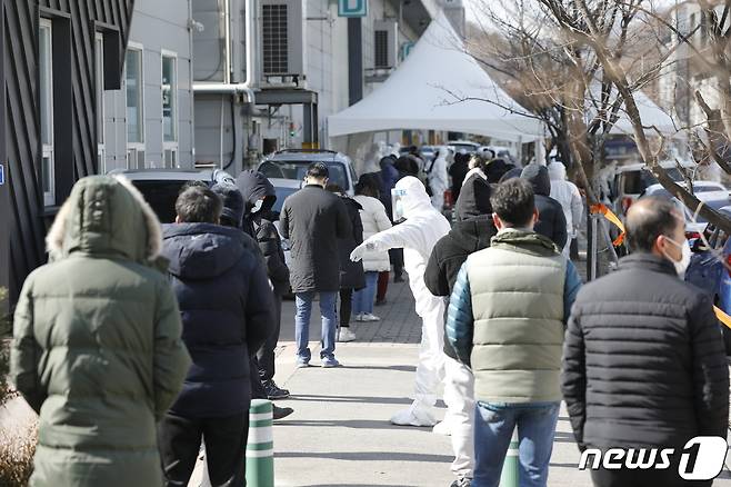 17일 신종 코로나바이러스 감염증(코로나19) 집단감염이 발생한 경기 남양주 진관산업단지 이동검사소에서 근로자들이 전수검사를 위해 줄 서 있다. 방역당국에 따르면 진관산단 내 한 업체에서 근무하는 근로자 중 1명의 확진자가 나와 해당업체 200여명을 대상으로 전수검사를 벌인 결과 현재까지 115명이 확진 판정을 받았다. 2021.2.17/뉴스1 © News1 안은나 기자