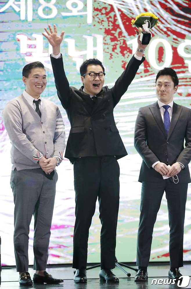 Seoul=) = Comedian Ji Sang-ryeol poses after winning the Broadcast Entertainment award at the 10th Grand Prize Awards, which illuminated the 8th South Korea, at the Seoul Ramada Hotel Shinui Garden on the afternoon of the 17th.2021.2.17