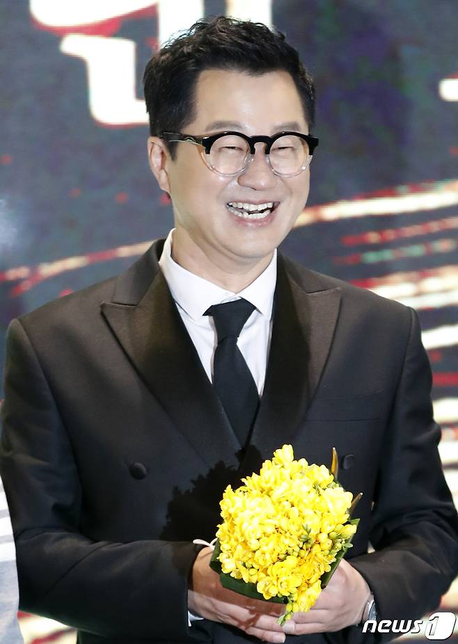 Seoul=) = Comedian Ji Sang-ryeol attends the 8th South Korea Award Ceremony held at the Seoul Ramada Hotel Shinui Garden on the afternoon of the 17th, and smiles after winning the Broadcast Entertainment award.2021.2.17