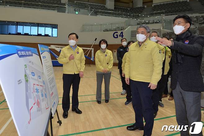 김병삼 경북 포항부시장(오른쪽)이 17일 신종 코로나바이러스 감염증(코로나19)백신 경북권역접종센터로 지정된 포항시 남구 포항실내체육관에서 접종 준비 상황을 점검 나온 강성조 경북도행정부지사에게 현황에 대한 보고를 하고 있다. 2021.2.17 /뉴스1 © News1 최창호 기자