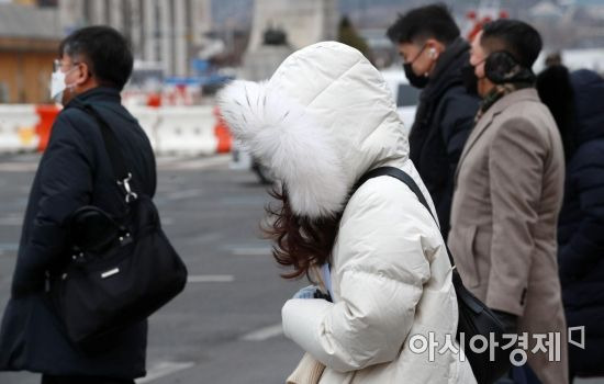 서울 아침 최저기온이 영하 7도까지 떨어지는 등 전국 대부분 지역에 한파 특보가 내려진 16일 서울 광화문 인근 거리에서 두터운 옷차림을 한 시민들이 출근길 발걸음을 재촉하고 있다.