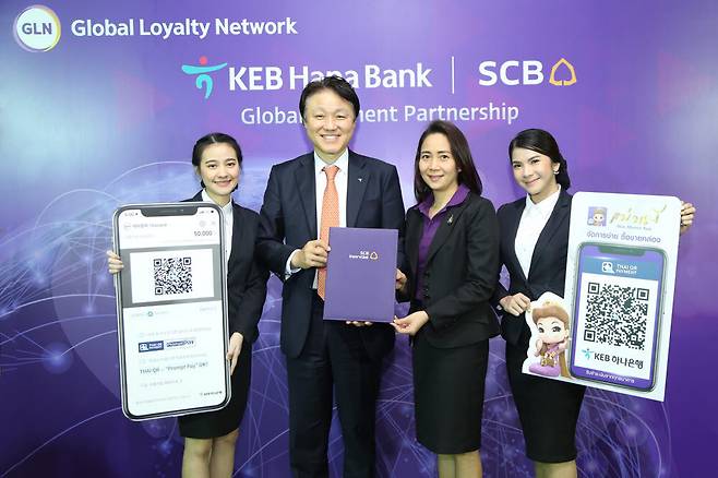 2019년 8월 30일 태국 방콕에 위치한 시암상업은행(SCB) 본사에서 한준성 KEB하나은행 미래금융그룹 부행장(왼쪽 두 번째)과 아루라라타나 주티미타(Auraratana Jutimitta) 시암상업은행 소매금융담당 부행장(왼쪽 세 번째)이 GLN 태국 결제를 위한 파트너십을 체결했다. (사진=하나은행)