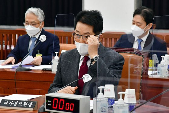 박지원 국가정보원장이 16일 서울 여의도 국회에서 열린 정보위원회 전체회의에 참석해 회의 시작을 기다리고 있다. 박 원장은 이날 이명박 정부 당시 불법 사찰 의혹과 관련해 국회 정보위원 3분의 2 이상이 요구하면 비공개를 전제로 보고할 수 있다고 밝혔다. 오종택 기자