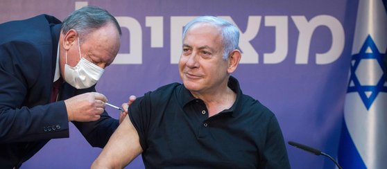 베냐민 네타냐후 이스라엘 총리가 지난달 9일 텔아비브 시바 메디컬센터에서 코로나19 백신을 맞는 모습. 화이자 백신 2차 접종이었다. [중앙포토]
