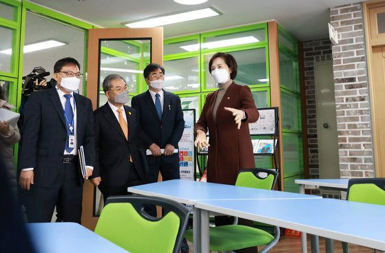 유은혜 부총리 겸 교육부장관이 17일 고교학점제 연구학교인 경기 구리시 갈매고등학교 공간을 둘러보고 있다. 교육부 제공