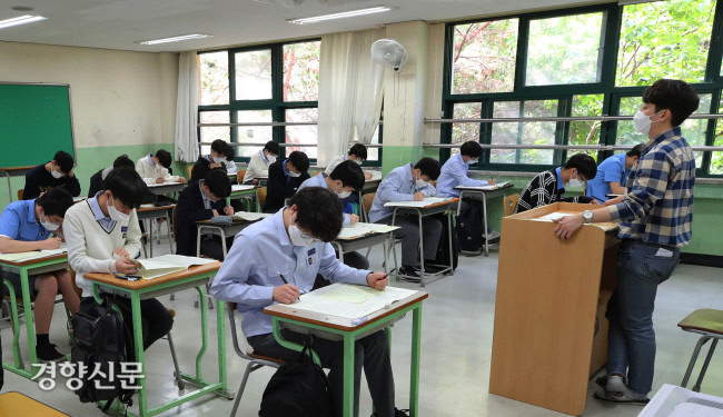 서울의 한 고등학교에서 학생들이 수업을 듣고 있다. |김창길 기자