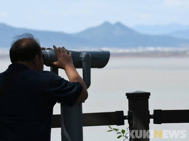 인천 강화군 교동도와 평화의 전망대에서 북한 풍경이 보이고 있다. 박효상 박태현 기자