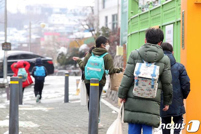 (서울=뉴스1) 황기선 기자 = 지난 1월 28일 오후 서울시내 한 초등학교에서 학생들이 하교를 하고 있다.  교육부와 전국시도교육감협의회는 이날 '2021년 학사·교육과정 운영 지원 방안'을 공동 발표했다.   올해는 신종 코로나바이러스 감염증(코로나19) 상황이 계속돼도 3월 개학이나 11월 대학수학능력시험(수능) 연기 없이 정상적으로 학사일정을 운영한다. 2021.1.28/뉴스1