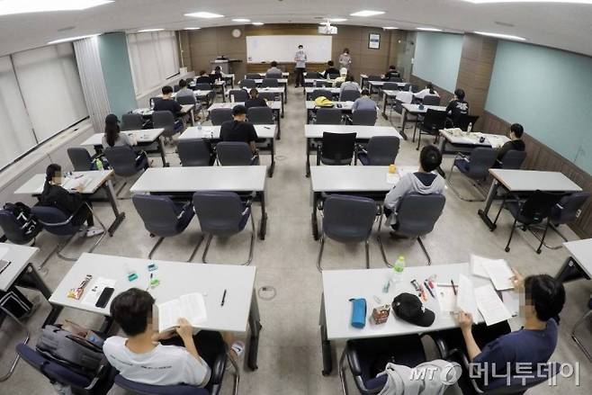 [서울=뉴시스]21일 서울 종로구 성균관대학교에서 국가공무원 5급 공채 및 외교관 후보자 선발 2차 시험이 치러지고 있다. 이번 시험은 코로나19 확산에 따른 강화된 안전대책 속에 서울의 2개 대학교에서 분산 실시되었다. (사진=인사혁신처 제공) 2020.08.21.   photo@newsis.com