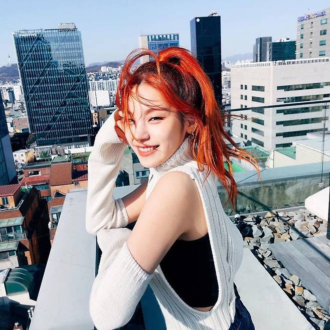 Group ITZY member Yezi has revealed her innocent beauty.On February 17, the ITZY official Instagram posted several pictures of Yezi.Yezi in the picture collects his surroundings with red hairstyle and unconventional fashion, and the hair scattered in the wind doubles his pure charm.Yezi boasts a doll-like side, which inspires admiration for viewers.In the post, fans responded, Yezi loves me, I am a goddess today, and I do not have a picture.Meanwhile, ITZY released its debut digital single album ITz Different and the title song Dallalala on February 12, 2019.He has also made many hits such as ICY, WANNABE and Not Shy.ITZY unveiled Not Shy (English Ver.) on January 22.ITZY has proved its unique presence by achieving remarkable results overseas beyond Korea.