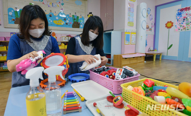 [대구=뉴시스] 대구 달서구 성당동 우주과학어린이집에서 교사들이 장난감 등을 소독하고 있다. 뉴시스DB. 2021.02.17. photo@newsis.com