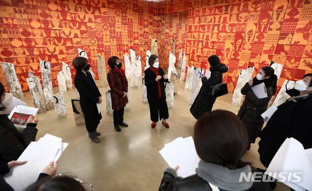 [서울=뉴시스]이영환 기자 = 윤석남 화백이 17일 오전 서울 종로구 학고재에서 열린 개인전 '싸우는 여자들, 역사가 되다' 기자간담회에 참석해 기자들에게 작품에 대해 설명하고 있다. 2021.02.17. 20hwan@newsis.com