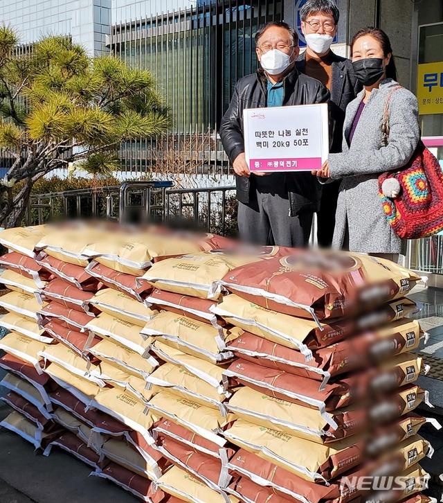 [대구=뉴시스]이지연 기자 = (주)광덕전기가 대구 달서구 상인3동 행정복지센터에 백미 50포를 후원했다. (사진=달서구청 제공) 2021.02.17. photo@newsis.com