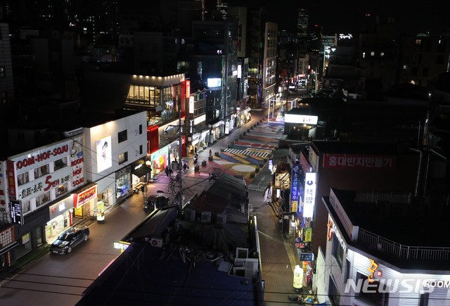 [서울=뉴시스]고범준 기자 = 사회적 거리두기 단계가 수도권에는 2단계, 비수도권은 1.5단계로 완화된 15일 오후 서울 홍대거리가 한산한 모습을 보이고 있다. 수도권의 영화관, 학원, 대형마트 등의 영업시간 제한이 해제되고 식당과 카페는 밤 10시까지 매장 영업이 가능하다. 2021.02.15. bjko@newsis.com