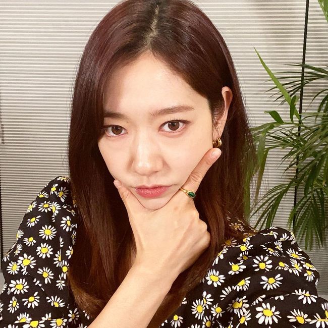 Actor Park Shin-hye reveals selfie with V on chinOn the afternoon of the 17th, Park Shin-hye released a picture on his Instagram with an article entitled V App V Live Login is in trouble, please wait a minute!!Park Shin-hye in the public photo is staring at the camera with a chic look in a top full of flower printing. The white skin and V line are particularly impressive.Meanwhile, Park Shin-hye will perform in the JTBC 10th anniversary special drama Sisyphs: the myth which is broadcast today (17th).park Shin-hye Instagram