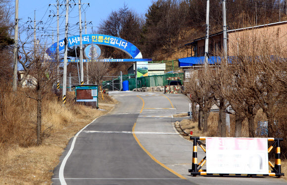 적막감 감도는 민통선 - 동해 민통선 일대에서 신병이 확보된 신원미상의 인물로 통일전망대 관광객 등 일반인들의 민통선 출입이 전면 차단된 16일 강원 고성지역 민통선 일대에 적막감이 감돌고 있다. 2021.2.16 연합뉴스