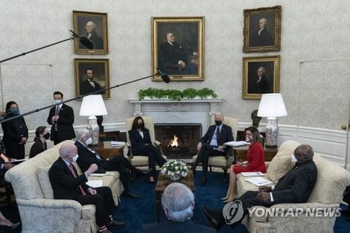 민주당 하원 면담서 '경기 부양안' 처리 당부하는 바이든 [AP=연합뉴스 자료사진]