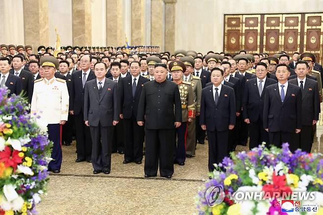 북한 김정은, 김정일 생일 맞아 금수산태양궁전 참배 (평양 조선중앙통신=연합뉴스) 김정은 북한 국무위원장이 아버지 김정일 국방위원장의 생일('광명성절')인 지난 16일 평양 금수산태양궁전을 찾아 참배했다고 조선중앙통신이 17일 보도했다. 리병철 당 중앙군사위원회 부위원장, 조용원 당 비서, 최룡해 최고인민회의 상임위원장, 김덕훈 내각 총리 등이 참배에 함께했다. 2021.2.17       [국내에서만 사용가능. 재배포 금지. For Use Only in the Republic of Korea. No Redistribution] nkphoto@yna.co.kr