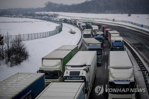 독일과 체코 국경지역에 길게 늘어선 트럭들  [EPA=연합뉴스]