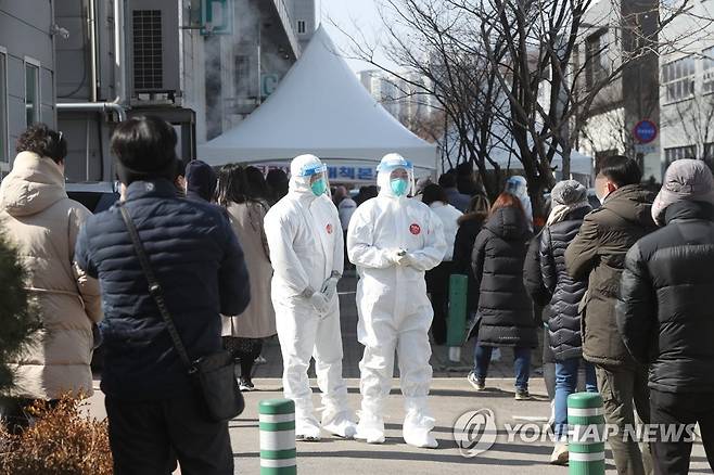 남양주 진관산업단지 코로나19 검사 (남양주=연합뉴스) 임병식 기자 = 17일 경기도 남양주시 진건읍 진관산업단지에서 근로자들이 신종 코로나바이러스 감염증(코로나19) 검사를 위해 줄지어 대기하고 있다.      이 산업단지의 한 공장에서 직원 114명이 코로나19 확진 판정받았다. 2021.2.17 andphotodo@yna.co.kr