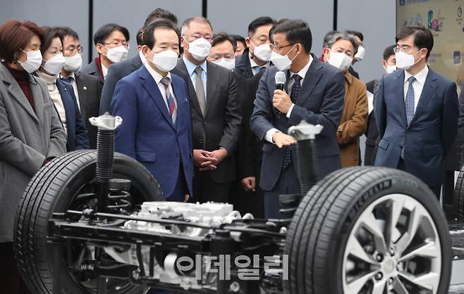 [이데일리 이영훈 기자] 정세균 국무총리와 정의선 현대자동차그룹 회장 등 참석자들과 함께 18일 오전 경기도 화성시 현대자동차 남양기술연구소에서 현대차그룹의 전기차 전용 플랫폼 E-GMP에 대해 설명을 듣고 있다.