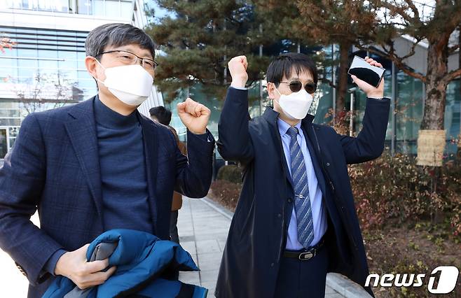 김재윤 세화고등학교 교장(왼쪽)과 고진영 배재고등학교 교장이 18일 오후 서울 서초구 양재동 서울행정법원에서 자율형사립고(자사고) 지정을 취소한 서울시교육청의 처분이 위법하다는 판결을 받고 법원을 나와 기뻐하고 있다./뉴스1 © News1 박정호 기자