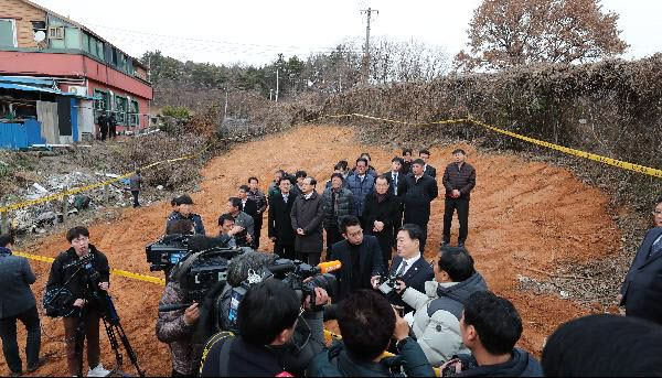 2019년 12월 20일 옛 광주교도소 부지에서 신원미상 유골이 무더기로 발굴됐다. 이날 오후 김오수 법무부차관이 현장에서 브리핑을 하고 있다. /조선일보 DB