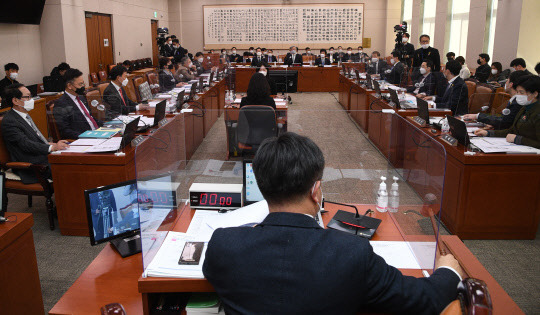 18일 국회에서 열린 법제사법위원회 전체회의. 윤호중 위원장이 정회를 선언하고 있다. 연합뉴스.