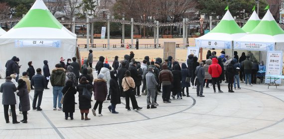 국내 신종 코로나바이러스 감염증(코로나19) 신규 확진자 수가 600명대로 늘어난 17일 오전 대구 중구 국채보상운동기념공원에 마련된 임시선별검사소에서 시민들이 코로나19 진단검사를 받기 위해 줄지어 차례를 기다리고 있다. 2021.2.17/뉴스1 © News1 공정식 기자 /사진=뉴스1