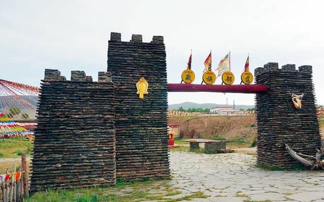 칭하이호수 인근 티베트 마을. 장족부락이라 쓰여 있다.