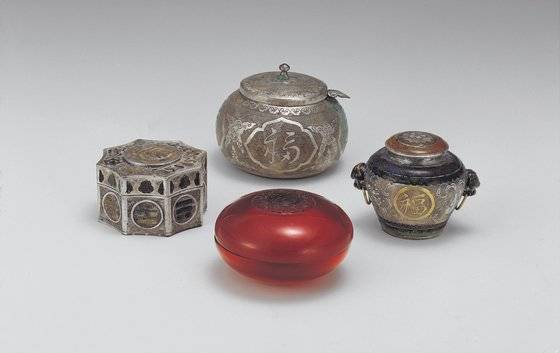 정조의 후궁인 원빈 홍씨가 묻힌 무덤에서 출토된 화장품 그릇. 원빈 홍씨는 정조 때 세도가인 홍국영의 누이동생이다. [사진 지식산업사]