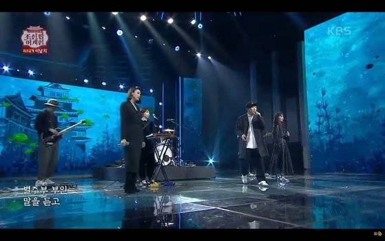 지난 11일 KBS가 설 기획으로 방영한 국악 기반 음악프로그램 '조선팝어게인'에서 무대 배경 이미지로 일본풍의 성(城)이 등장해 논란이 일고 있다. [유튜브 캡처]