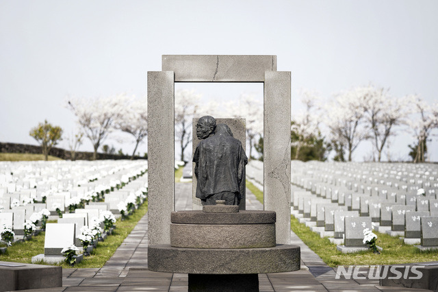 [제주=뉴시스]박영태 기자 = 제72주년 4.3 희생자 추념식이 열린 3일 제주시 봉개동의 제주 4.3평화공원 행불인 묘역의 위령비만이 4.3공원을 지키고 있다. 2020.04.03.  since1999@newsis.com