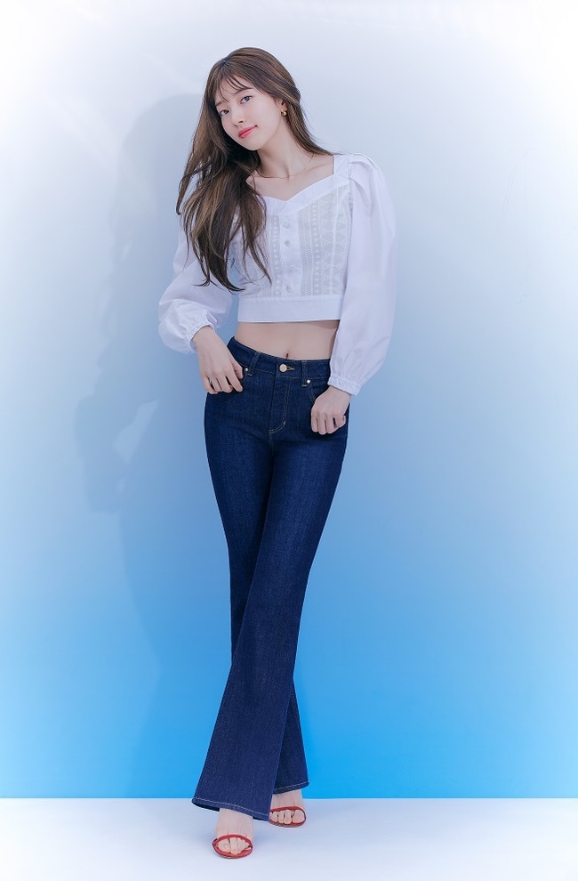 Bae Suzy shows off her extraordinary Blue Jeans fitSome of the images of the Spring Collection pictorials, which were accompanied by 2021 S/S season total lifestyle brands GUESS (Ges) and Bae Suzy, were pre-released.This campaign, which was filmed under the theme of BE SHINING with the expectation of everyone waiting for brilliant spring, was impressed with the glittering sunshine, colorful background, and the beauty of the fresh Bae Suzy.