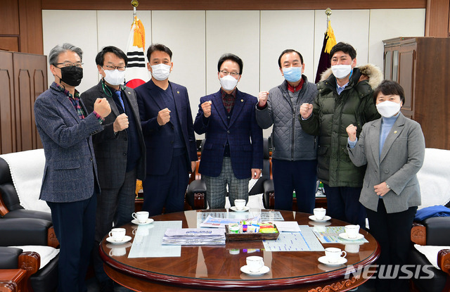 [창원=뉴시스] 경남도의회 김하용(가운데) 의장이 18일 의장실을 방문한 더불어민주당 빈지태(왼쪽 세 번째) 원내대표 등 새 대표단과 기념촬영을 하고 있다.(사진=경남도의회 제공) 2021.02.18. photo@newsis.com