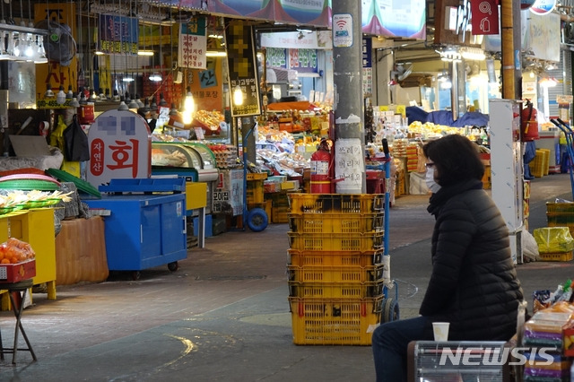 [제주=뉴시스]강경태 기자 =코로나19 확산으로 방문객이 크게 감소한 제주시 동문재래시장. 한 상인이 간이의자에 앉아 손님을 기다리고 있다.