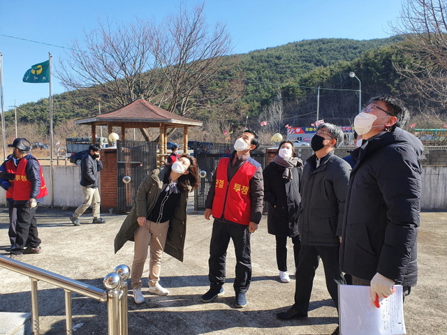 [포항=뉴시스] 강진구 기자 = 경북 포항수성사격장반대대책위와 권익위 관계자들이 18일 오후 수성리 피해현장을 둘러보고 있다.(사진=포항수성사격장반대대책위원회 제공) 2021.02.18.photo@newsis.com *재판매 및 DB 금지