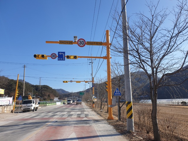 강원 홍천군 삼포초등학교 앞 도로에 새로 설치된 과속 단속 카메라. (사진=홍천군청 제공) *재판매 및 DB 금지